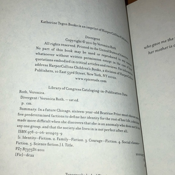 Divergent Book by Veronica Roth - Picture 5 of 9